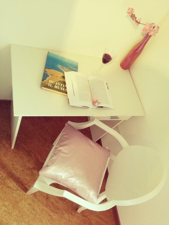 Room Kris With Private Entrance & Private Bathroom Vilanija エクステリア 写真