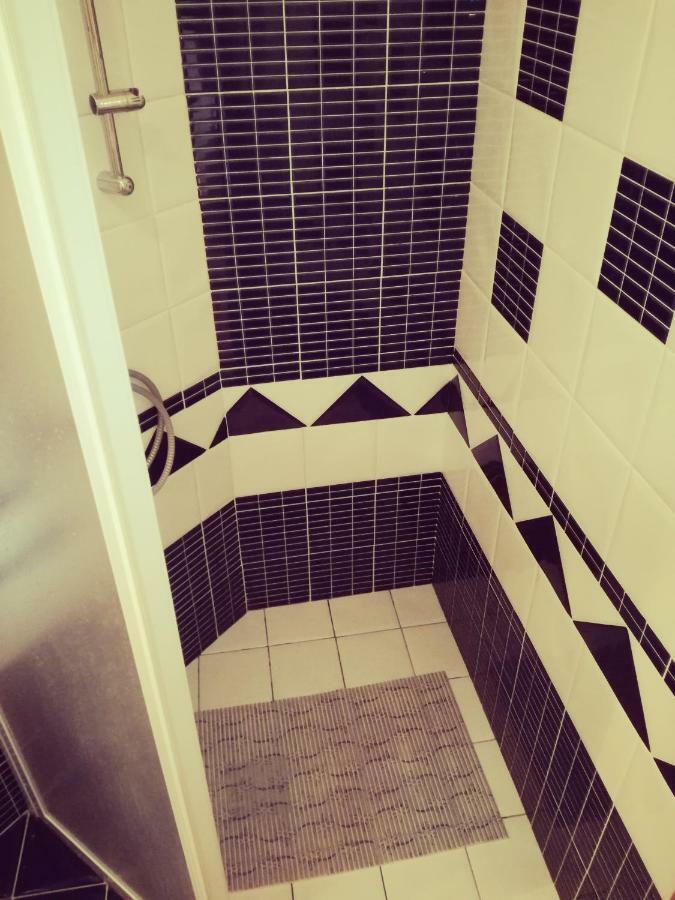 Room Kris With Private Entrance & Private Bathroom Vilanija エクステリア 写真