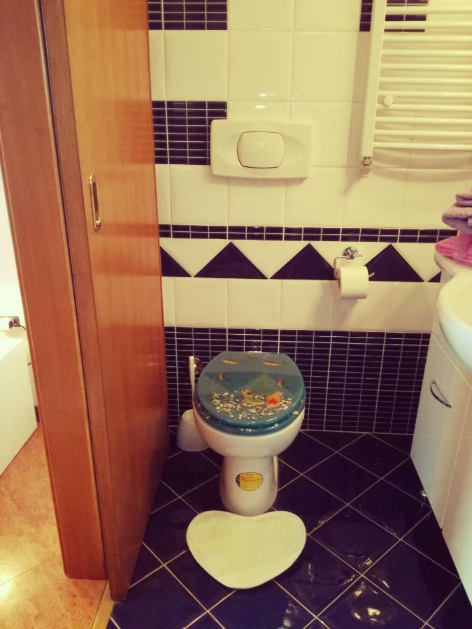 Room Kris With Private Entrance & Private Bathroom Vilanija エクステリア 写真