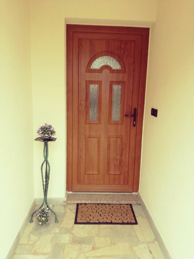 Room Kris With Private Entrance & Private Bathroom Vilanija エクステリア 写真