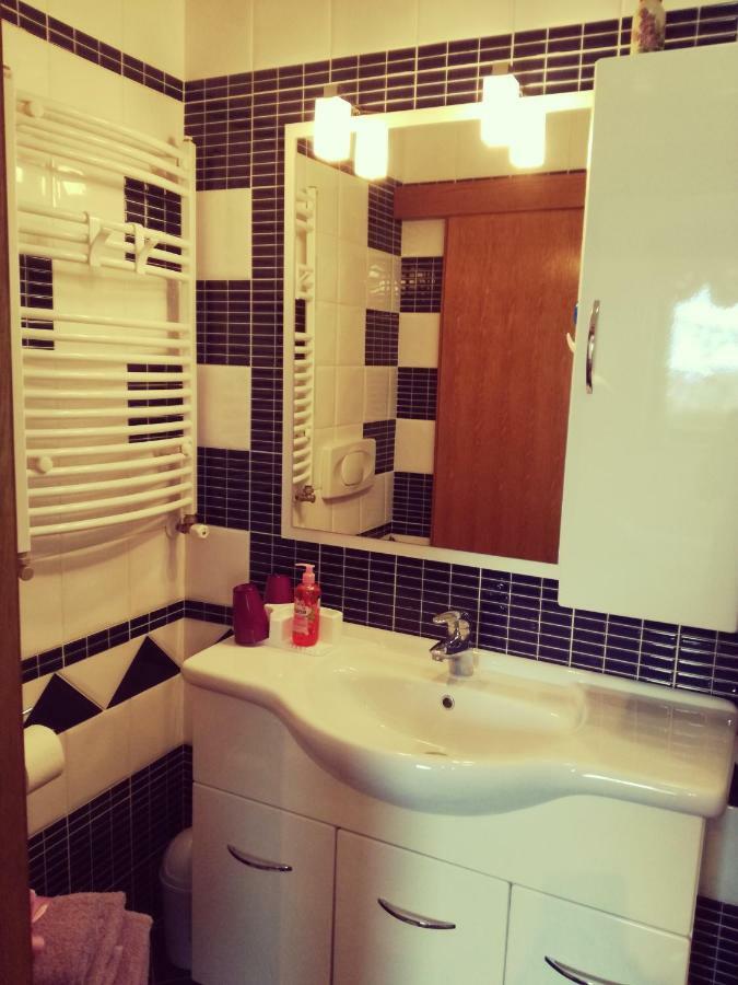 Room Kris With Private Entrance & Private Bathroom Vilanija エクステリア 写真