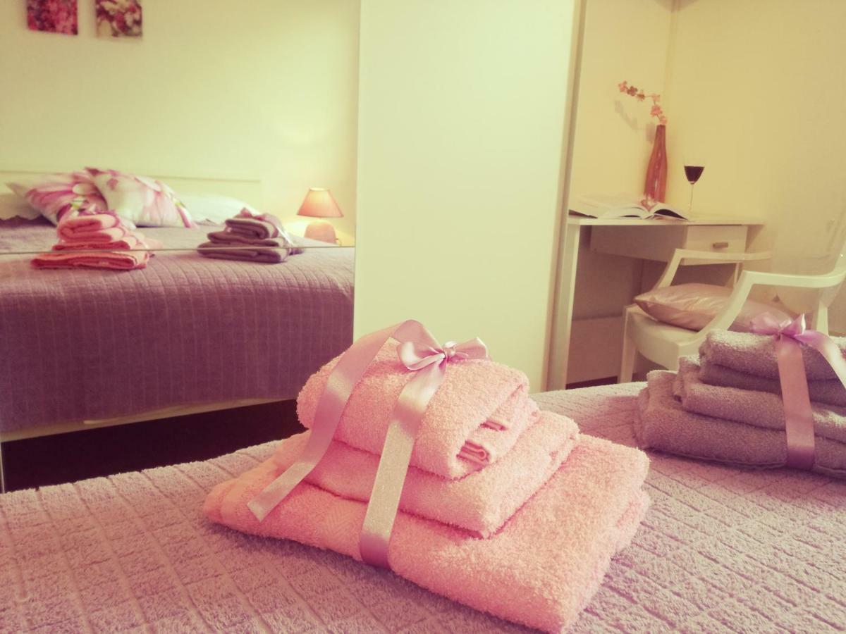 Room Kris With Private Entrance & Private Bathroom Vilanija エクステリア 写真