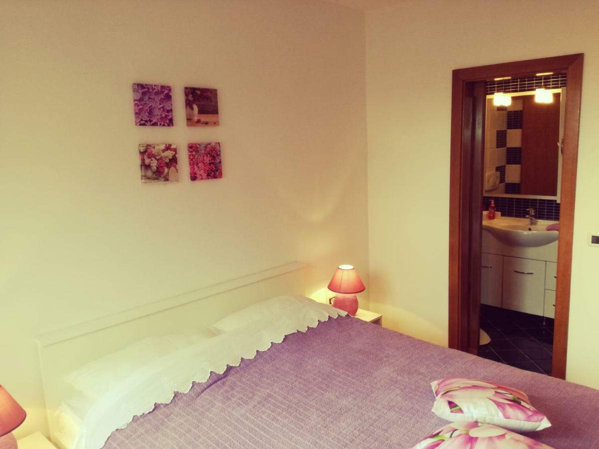 Room Kris With Private Entrance & Private Bathroom Vilanija エクステリア 写真