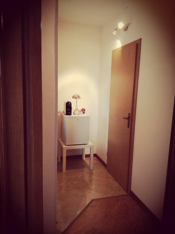 Room Kris With Private Entrance & Private Bathroom Vilanija エクステリア 写真