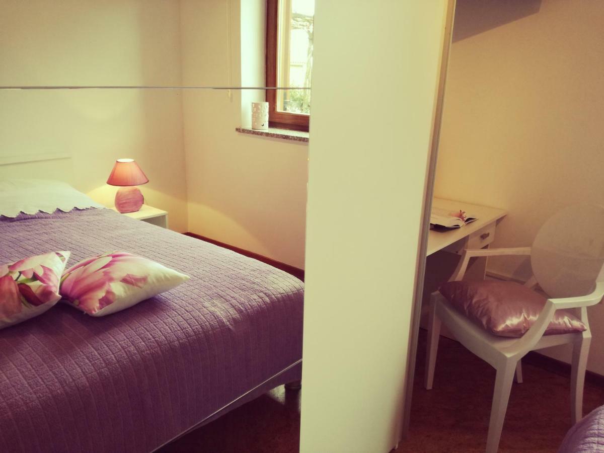 Room Kris With Private Entrance & Private Bathroom Vilanija エクステリア 写真