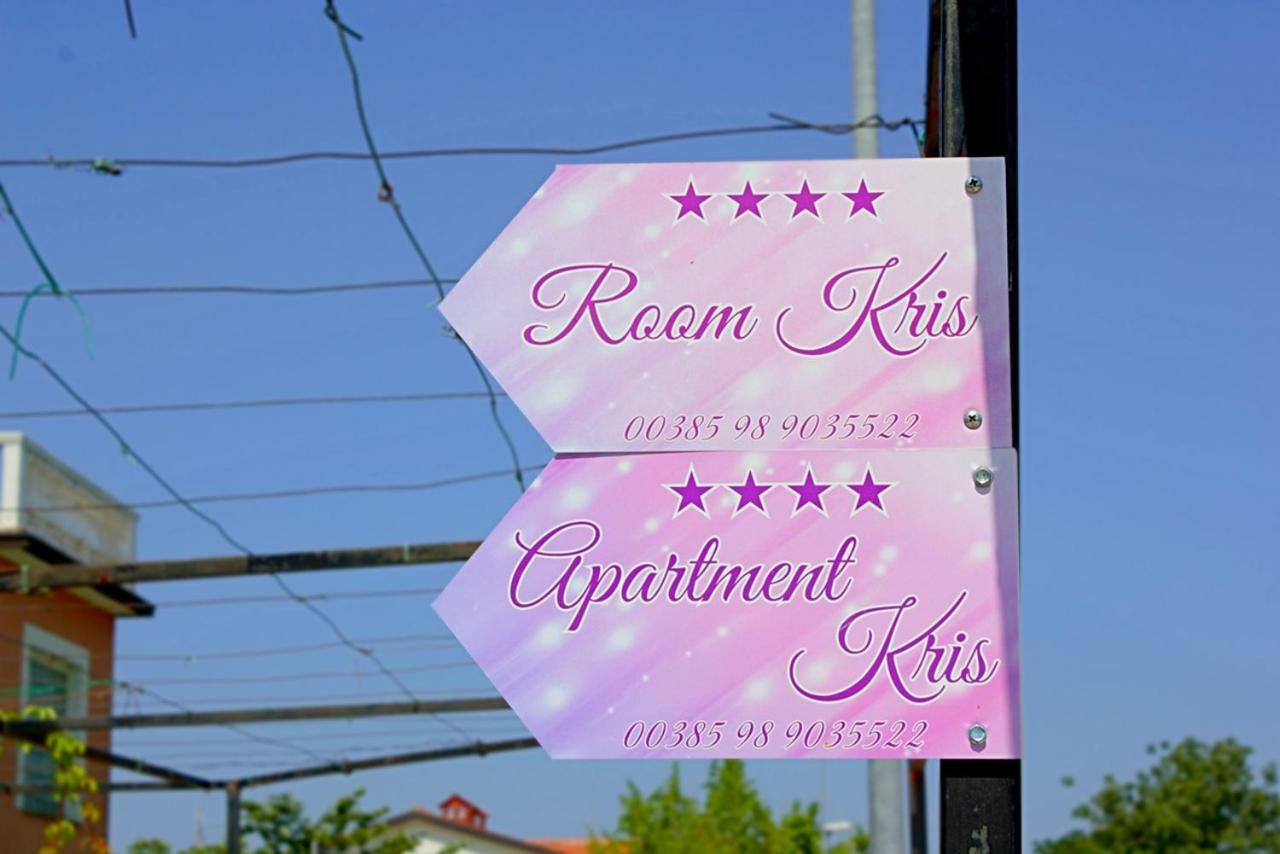 Room Kris With Private Entrance & Private Bathroom Vilanija エクステリア 写真